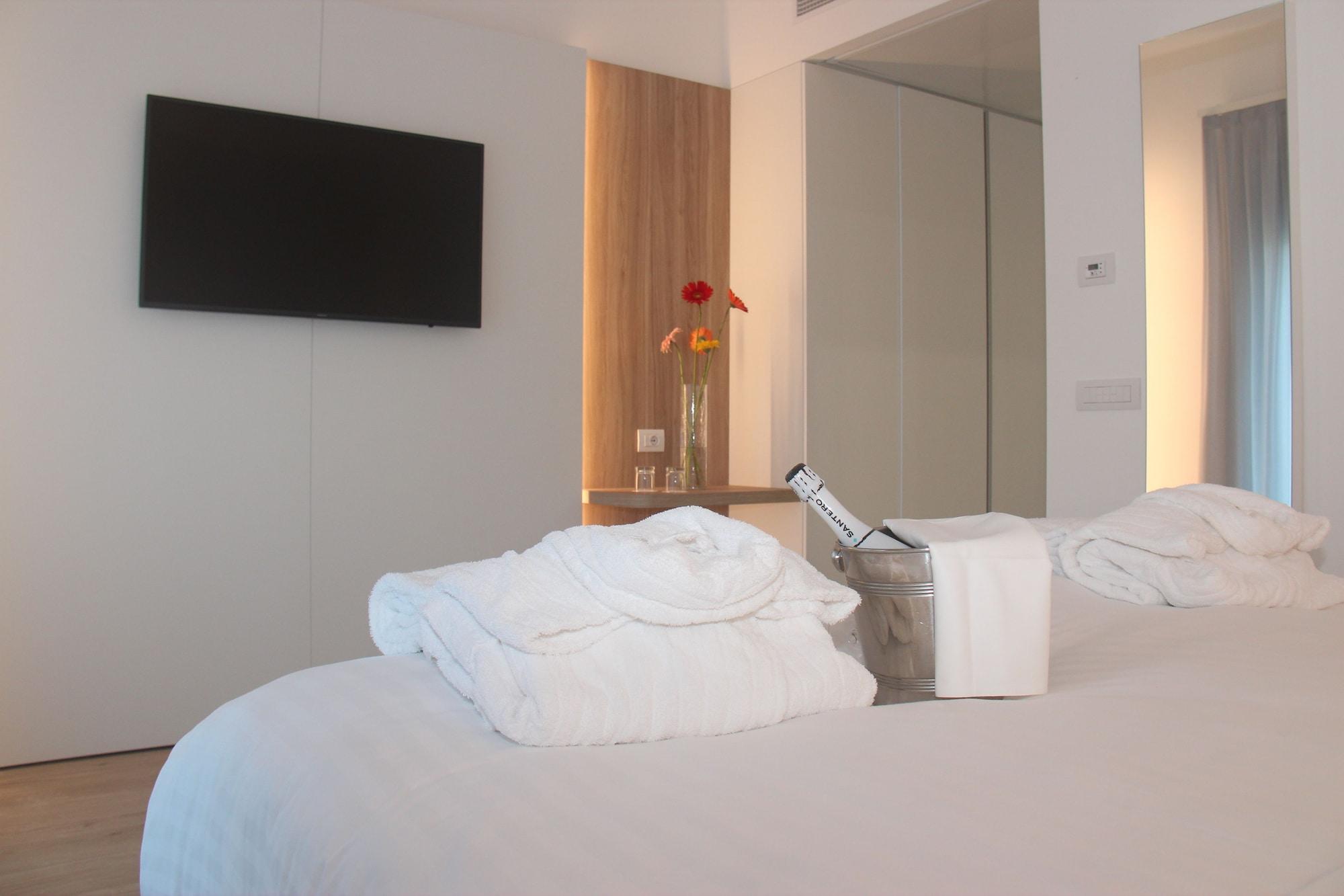 Toscana Charme Resort Tirrenia Luaran gambar A room at the hotel